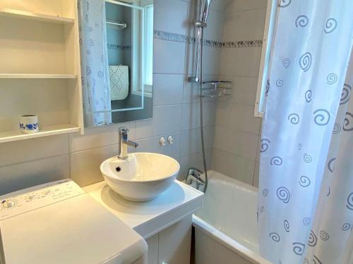 un baño con lavabo y ducha en Studio cabine à Esquièze-Sère pour 6 avec balcon, vue montagne et parking - FR-1-402-34, en Esquièze - Sère