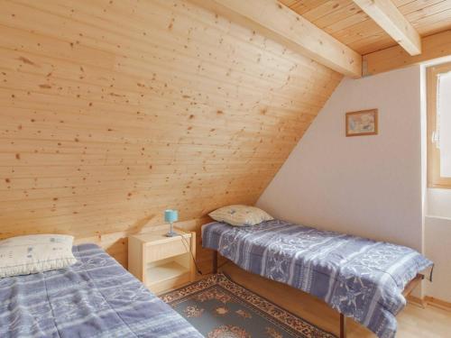リュス・サン・ソヴァールにあるMaison Luz-Saint-Sauveur, 3 pièces, 4 personnes - FR-1-402-40のベッド2台 木製の壁の部屋
