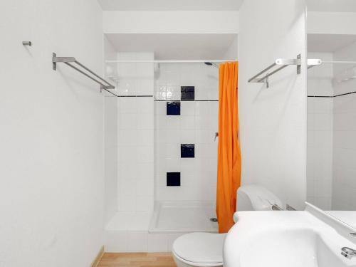 an orange shower curtain in a bathroom with a toilet at Charmant T2 en Centre-Ville pour 6 pers., Parking, Proche Commodités et Stations de Ski - FR-1-402-75 in Luz-Saint-Sauveur
