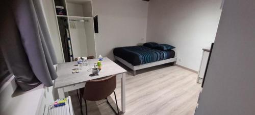 Posteľ alebo postele v izbe v ubytovaní STUDIO CLIMATISATION Vieille Ville