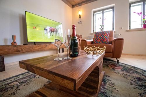a living room with a wooden table with wine glasses at außergewöhnliches, historisches, spätgotisches Wohnhaus von 1519, Gries 5 in Gera