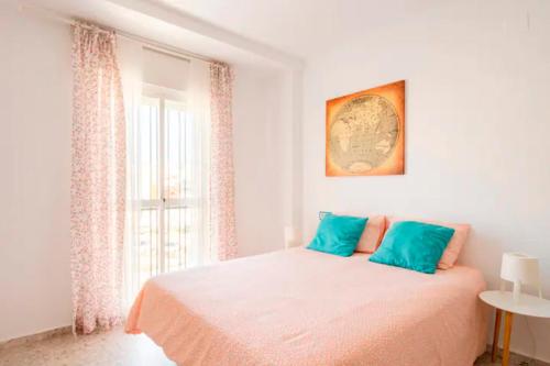 バルバテにあるApartamento Living Barbateのベッドルーム1室(青い枕のベッド1台、窓付)