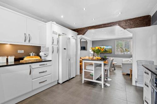 cocina con electrodomésticos blancos y comedor en Home in the Vale Of Evesham, en Pershore
