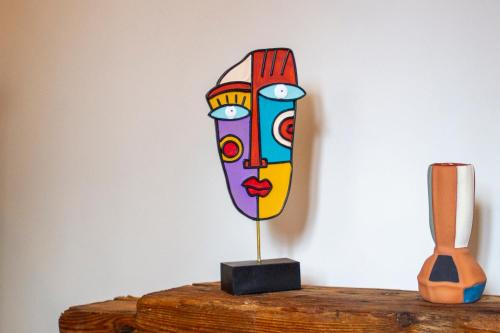 a colorful wooden totem pole on a wooden table at außergewöhnliches, historisches, spätgotisches Wohnhaus von 1519, Gries 5 in Gera