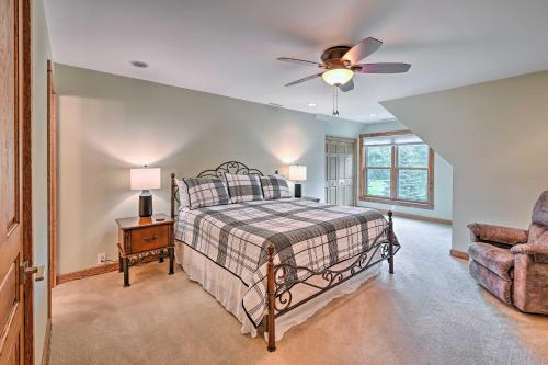 New RomeにあるNekoosa Golf Course Retreat with Hot Tub!のベッドと天井扇風機のある寝室