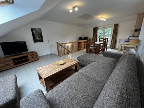una sala de estar con un sofá y una mesa en Felix, en Graal-Müritz