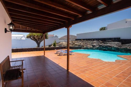 サン・バルトロメにあるCasa Lola Lanzarote piscina climatizada y wifi freeのパティオ(スイミングプール付)の景色を望めます。