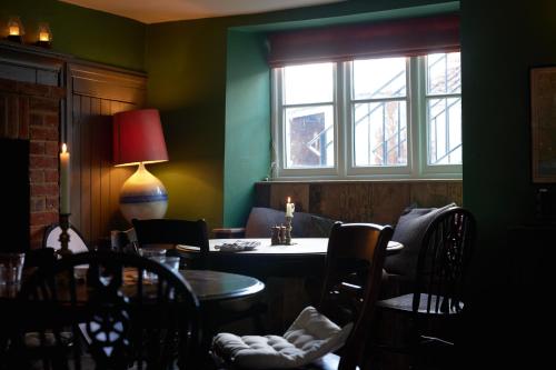 Ruang duduk di The Bell & Crown