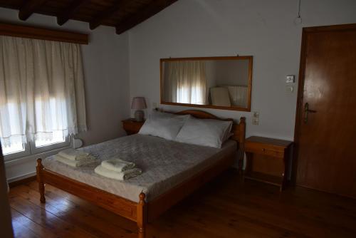ein Schlafzimmer mit einem Bett mit zwei Handtüchern darauf in der Unterkunft Kerasia's and Dora's garden in Punta