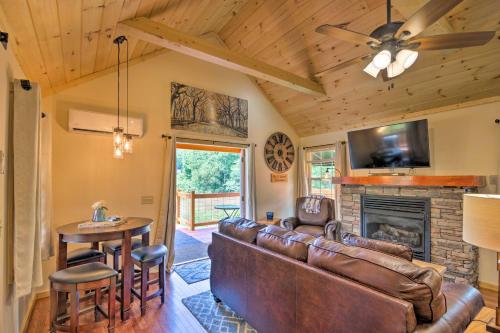 TV a/nebo společenská místnost v ubytování Deck and Hot Tub Bryson City Riverfront Cabin!