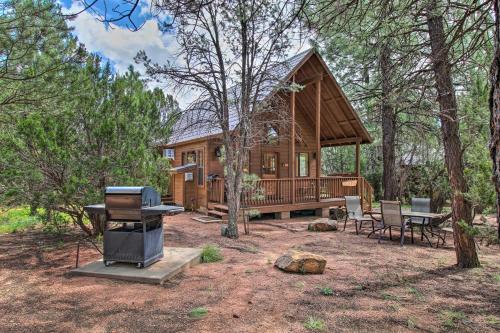 Southwestern Heber Cabin with Deck and Hot Tub!