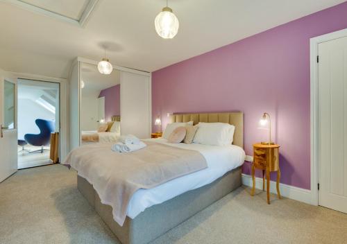 CemmaesにあるHafod Gauの紫の壁のベッドルーム1室(大型ベッド1台付)