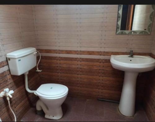 uma casa de banho com um WC e um lavatório em Royal Guest Inn HSR Layout em Bangalore