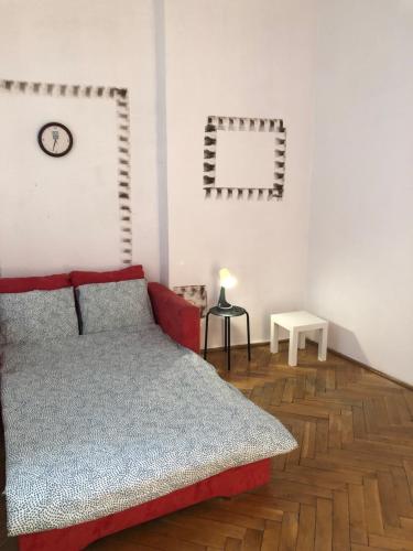 - une chambre avec un lit, une table et un miroir dans l'établissement Pokój 11C, à Cracovie