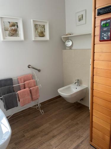 ein Badezimmer mit einem Waschbecken, einem WC und einem Waschbecken in der Unterkunft Little Cottage in Visselhövede