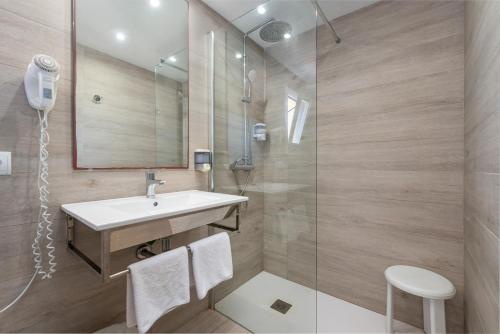 a bathroom with a sink and a shower at O7 Nordeste Playa in Can Picafort