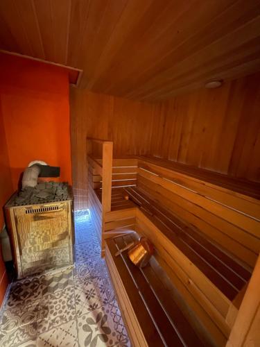 an empty sauna with a stove in a room at Valgesoo maakivivilla kuni 20-le kylalisele in Valgesoo