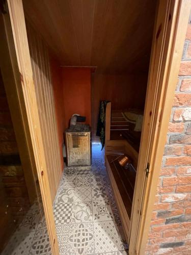 een kleine kamer met een deur naar een huis bij Valgesoo maakivivilla kuni 20-le kylalisele in Valgesoo