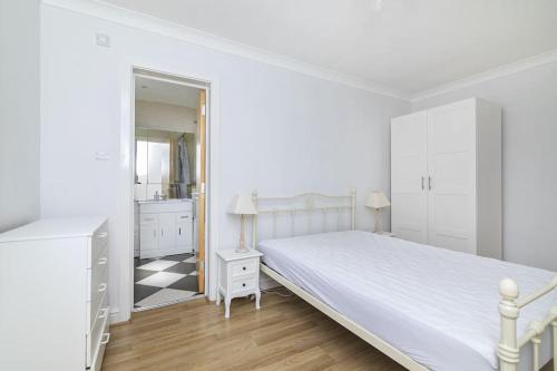 倫敦的住宿－City Waterview 2B2B Lux Apartment，白色卧室配有床和镜子