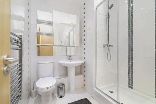 ロンドンにあるCity Waterview 2B2B Lux Apartmentのバスルーム(トイレ、洗面台、シャワー付)