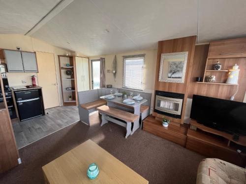 una vista aérea de una sala de estar con TV en Jemmima's Caravan with Smart TV and WIFI, en Rhyl
