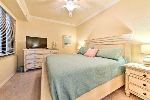 1 dormitorio con 1 cama y TV de pantalla plana en Charming Bradenton Condo with Resort Perks!, en Bradenton
