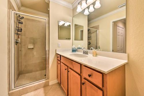 y baño con lavabo y ducha. en Charming Bradenton Condo with Resort Perks!, en Bradenton