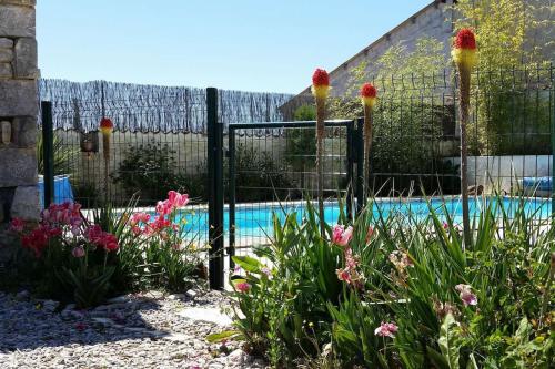 Bazén v ubytování Gîte Cognac Jarnac nebo v jeho okolí