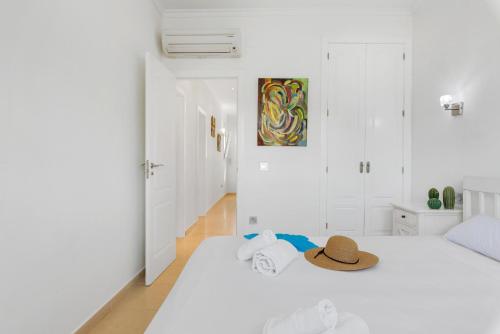 Un pat sau paturi într-o cameră la Villa Blasco - PlusHolidays