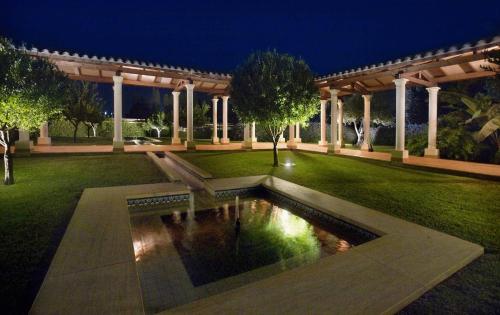 Un jardín fuera de Lantana Resort Hotel&Apartments