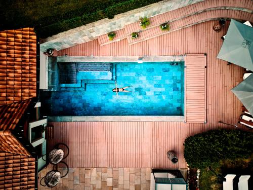 - une vue sur la piscine avec une personne dans l'établissement Hotel Salvadori, à Mezzana