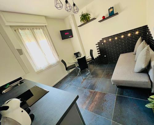 uma sala de estar com um sofá e uma mesa em BLAXEJ, nel cuore di Verona, MODERNO ed ELEGANTE, 4 posti letto, Wi-Fi, Self Check In em Verona