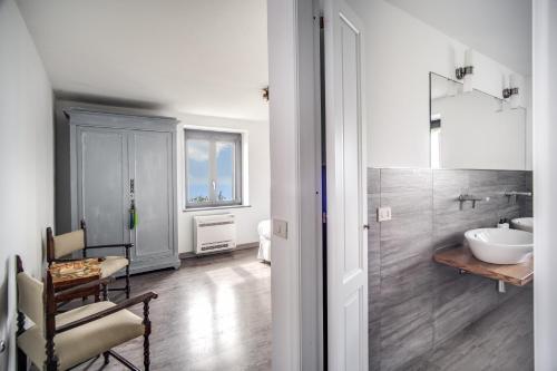 マッサ・ルブレンセにあるVilla Aragonaの白いバスルーム(シンク、鏡付)