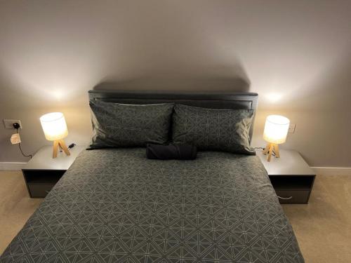 Tempat tidur dalam kamar di Ultra Modern Room