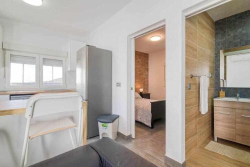 ein Zimmer mit einem Badezimmer mit einem Bett und einem Waschbecken in der Unterkunft Villa Adrián in Las Palmas de Gran Canaria