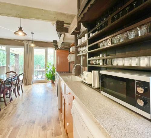 Kuchyň nebo kuchyňský kout v ubytování Tree Tops Holiday Let & Sauna South Downs West Sussex Sleeps 10