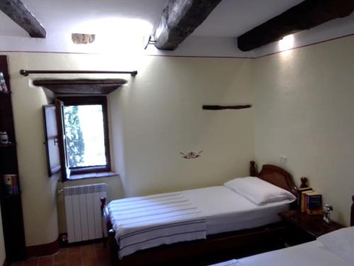 - une chambre avec un lit et une fenêtre dans l'établissement Borgo medievale Arcidosso, à Arcidosso
