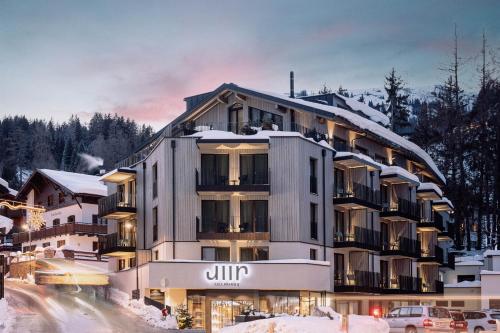 een hotel in de sneeuw met een gebouw bij Ullrhaus in Sankt Anton am Arlberg