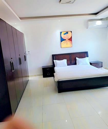 a bedroom with a bed and a painting on the wall at Beau séjour VIP in Dakar