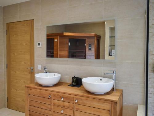a bathroom with two sinks and a mirror at Ryka Lodge in Back