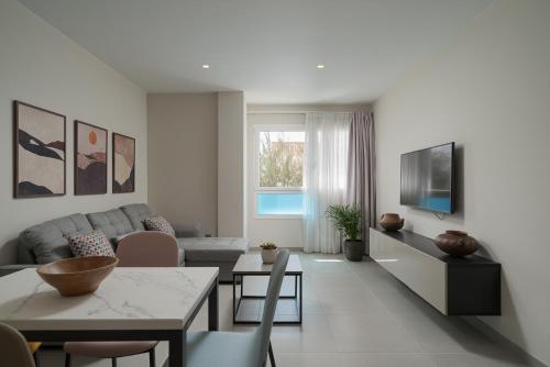 salon z kanapą i stołem w obiekcie Las Afortunadas - Playa Arinaga 2ºB w mieście Arinaga