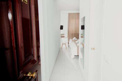 Habitación con puerta y habitación con mesa en Hotel Olive, en Osuna