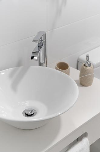 a white sink in a white bathroom at Las Afortunadas - Playa Arinaga 2ºC in Arinaga