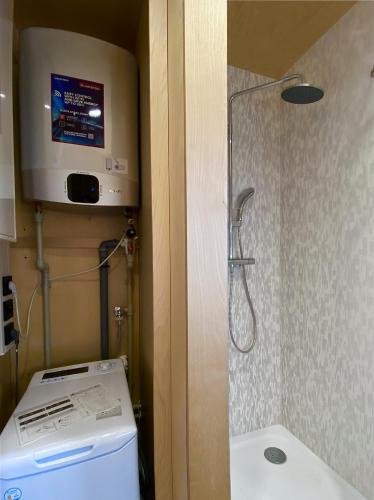 a small bathroom with a shower and a toilet at Luxusní apartmán v Praze Klánovicích na zahradě, 20 minut do centra Prahy in Šestajovice