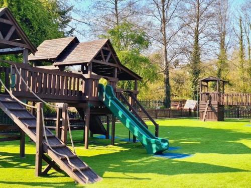 um parque infantil com um escorrega e um gazebo em The Riverside inn em Saltford