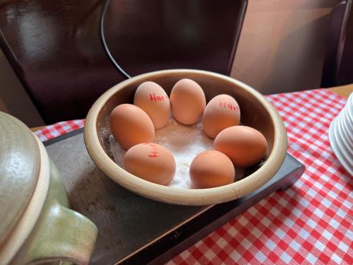 Ferienhof Spreewaldromantik في بورغ (سبريوالد): وعاء من البيض عليه كتابة موضوع على طاولة
