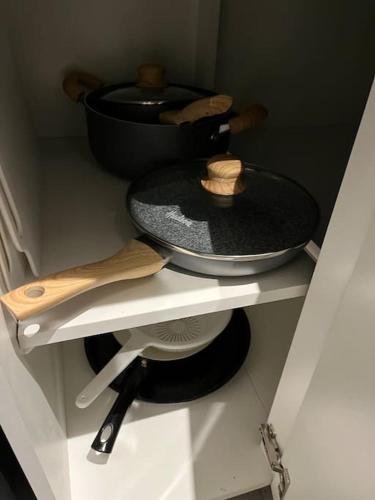 a shelf with a pan and a pot on it at Hermoso departamento de un dormitorio en Neuquén in Neuquén