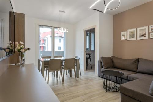 uma sala de estar com um sofá e uma mesa em Terrazza Arrighi - Affitti Brevi Italia em Lucca