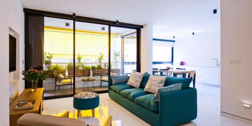 Elegant 2BR with Veranda close to Beach by FeelHome