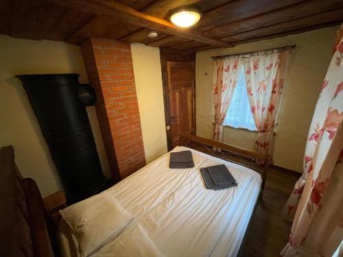 Un dormitorio con una cama blanca con dos zapatos. en Kauba Apartment, en Viljandi